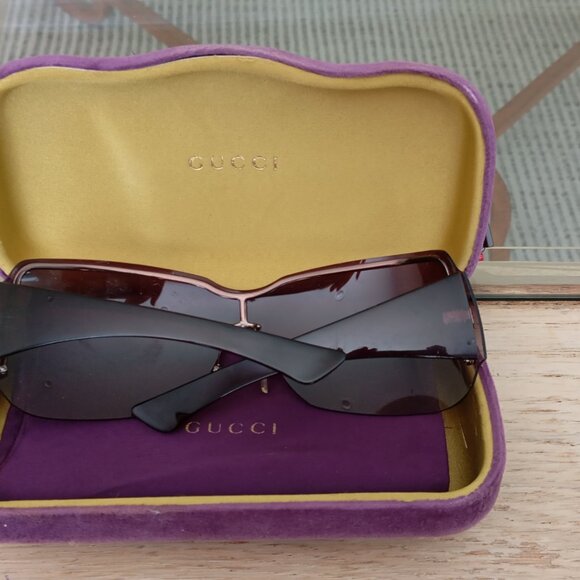 GUCCI Sunglasses like new with case